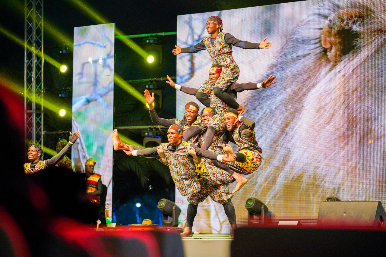 الألعاب البهلوانية والرقصات الإفريقية تستهوي زوار موسم الرياض