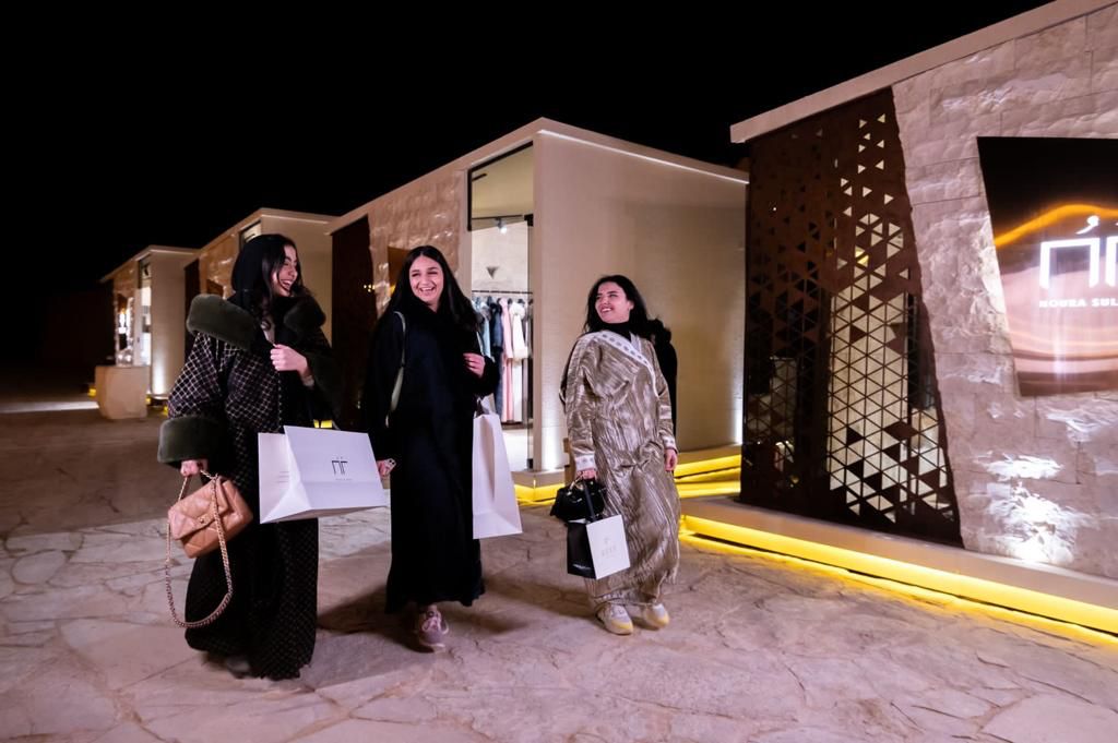 زوار العاذرية يظهرون أناقة اللباس السعودي في موسم الرياض