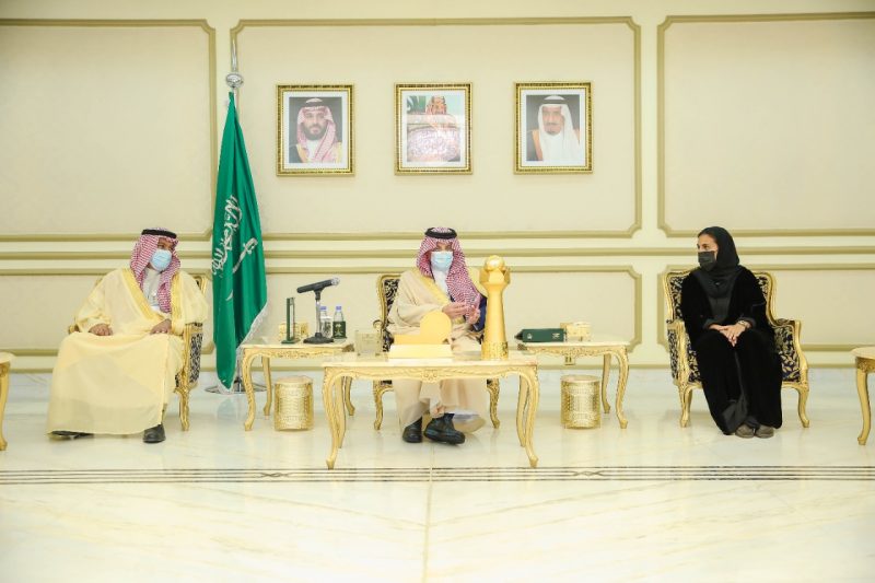 أمير الشرقية يستقبل فريق المملكة النسائي