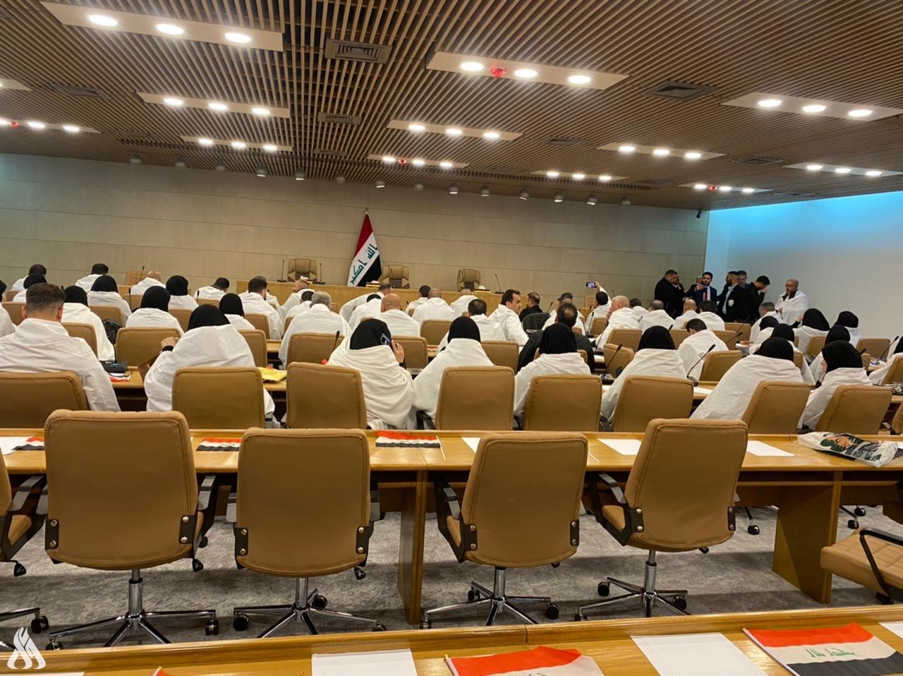 نواب الكتلة الصدرية يرتدون الأكفان قبيل جلسة البرلمان العراقي