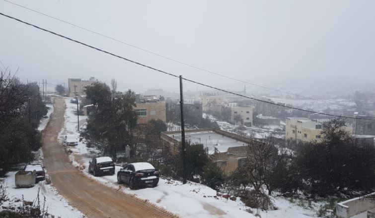 بدء تساقط الثلوج في الأردن.. والمملكة تترقب الزائر الأبيض