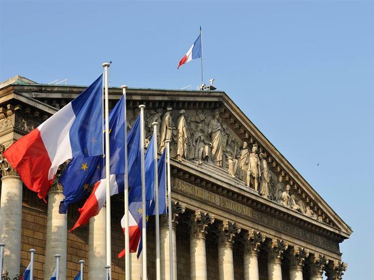 فرنسا تمنع غير الملقحين ضد كورونا من ارتياد الأماكن العامة