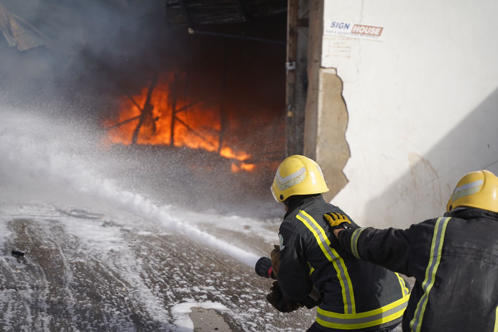 الدفاع المدني يكافح حريقًا بمستودعات الصناعية الأولى بالرياض