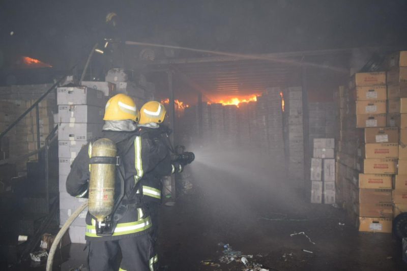 الدفاع المدني يكافح حريقاً بمستودعات الصناعية الأولى بالرياض