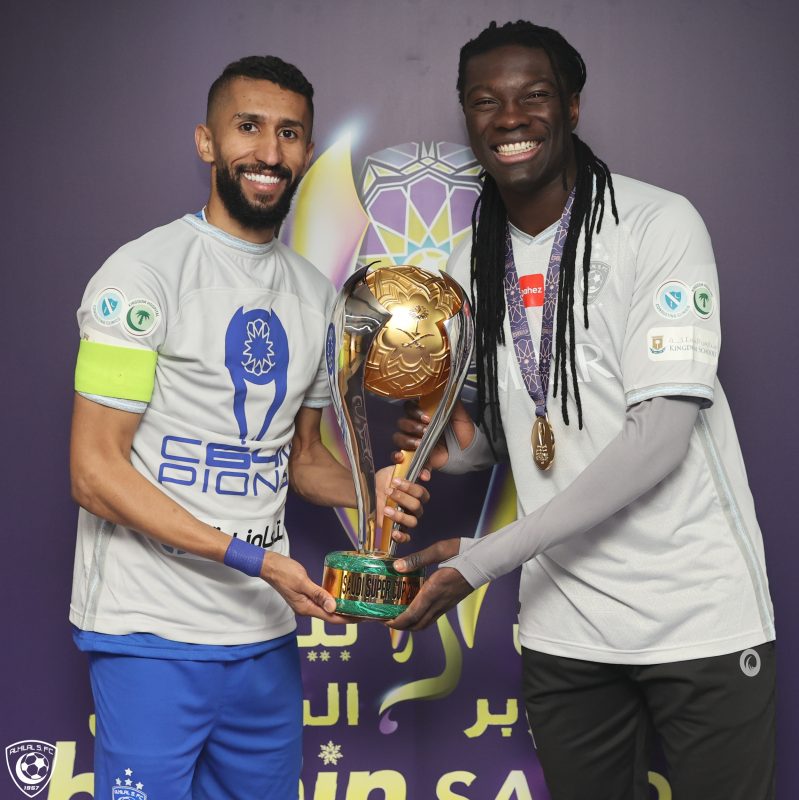 الفرج وغوميز مع كأس السوبر السعودي