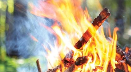 مواطن يواجه غرامة 3 آلاف ريال لإشعاله النار في أراضي الغطاء النباتي