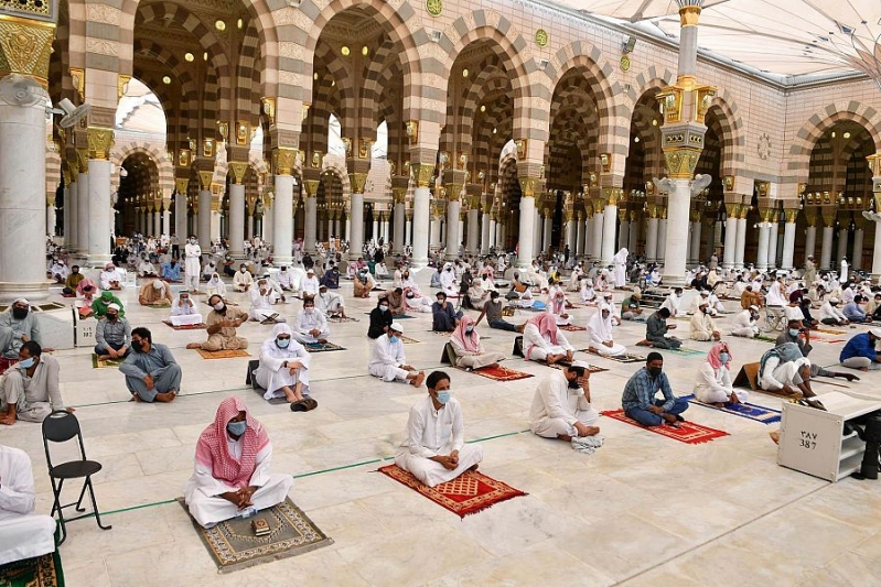 شؤون المسجد النبوي تذكر : أحضروا السجادة الخاصة