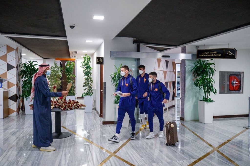 برشلونة يصل الرياض