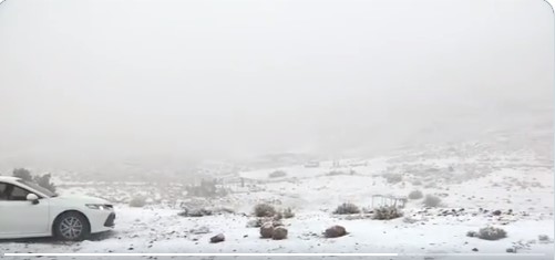 فيديو.. لحظة تساقط الثلوج على جبل اللوز في تبوك