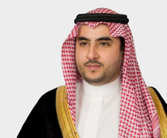 خالد بن سلمان ينقل تعازي القيادة في وفاة الشيخ حسين الأحمر