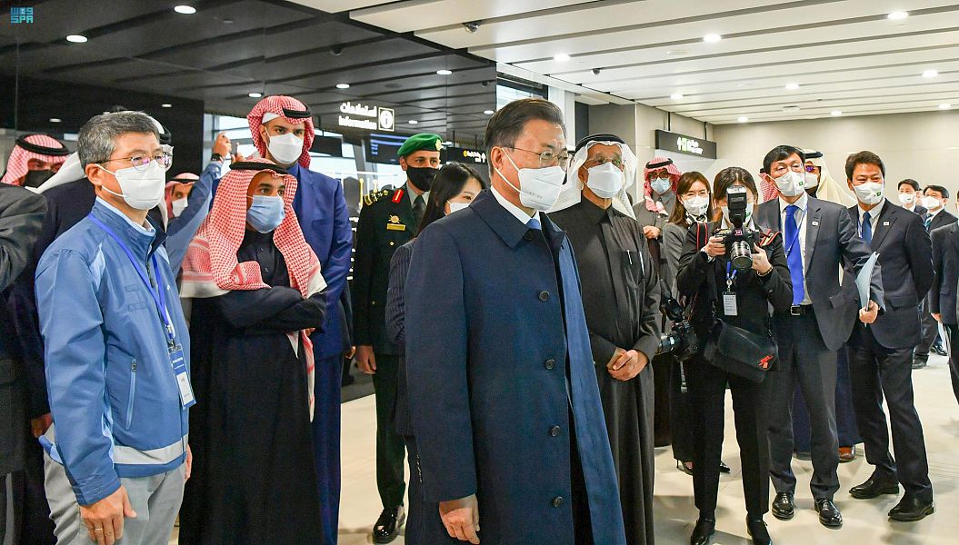رئيس كوريا يزور إحدى محطات قطار الرياض