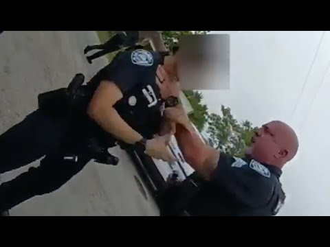 شاهد.. شرطي أمريكي يعتدي بوحشية على زميلته