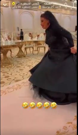 شمس الأسطورة تتحدى زوجها في الركض بفستان زفاف أسود
