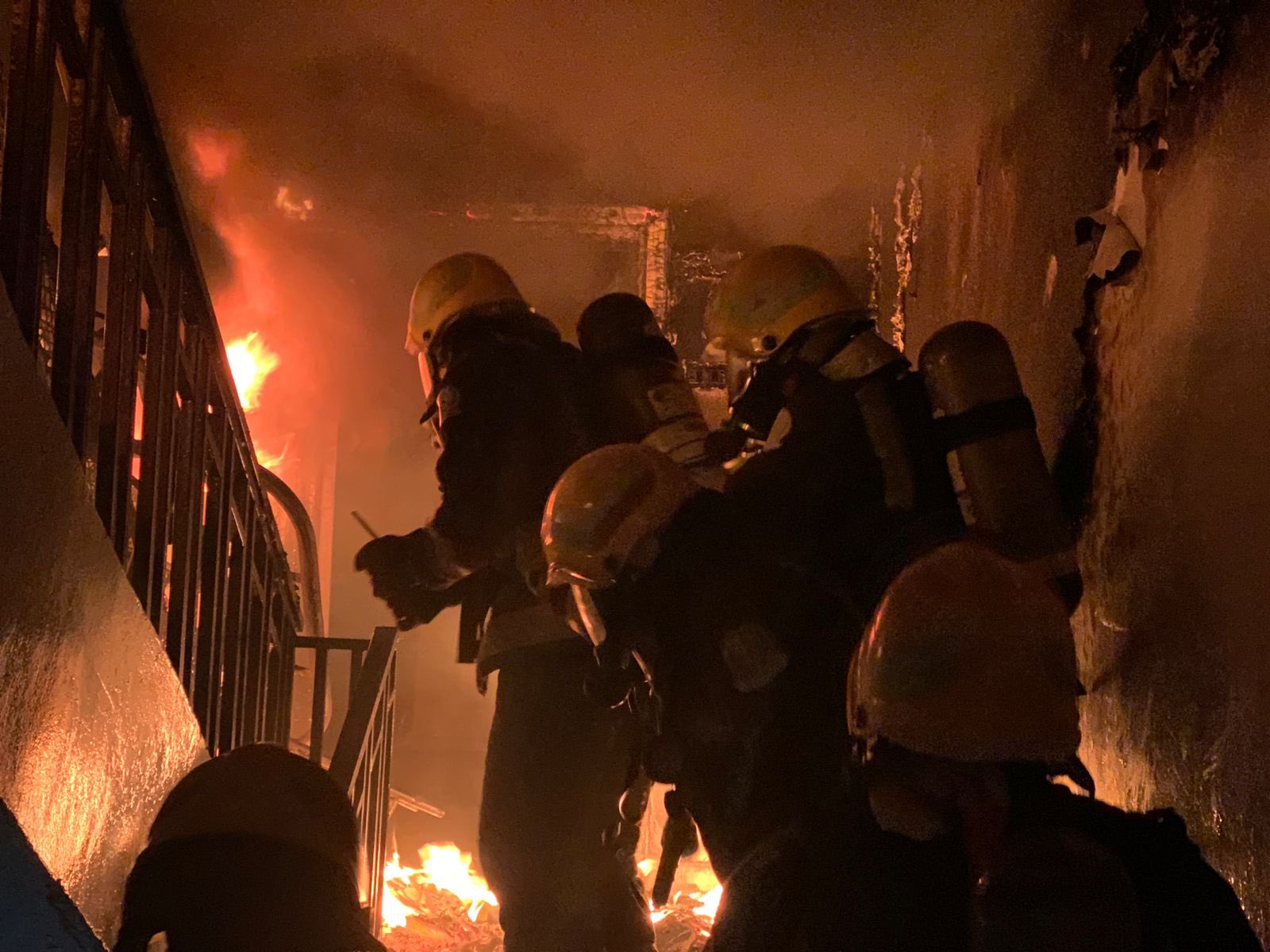 عملية للمدني فجراً لإنقاذ طفلين وامرأتين من حريق في تبوك