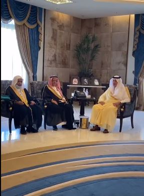 أمير مكة المكرمة ينصت لتلاوة الفائزين بجائزة الملك سلمان لحفظ القرآن