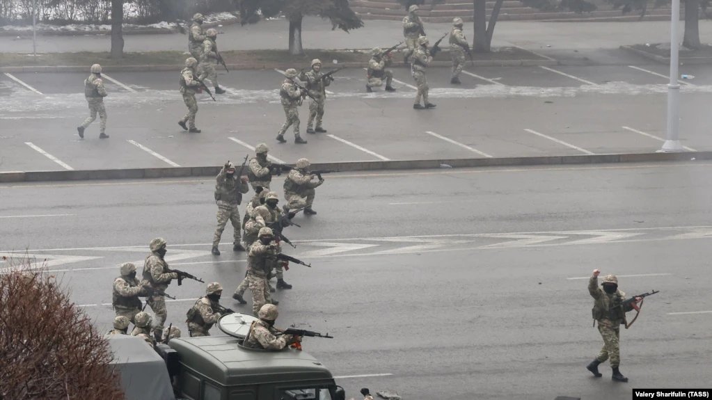 قوات الأمن في كازاخستان تطلق النيران من أسلحة فتاكة على المتظاهرين