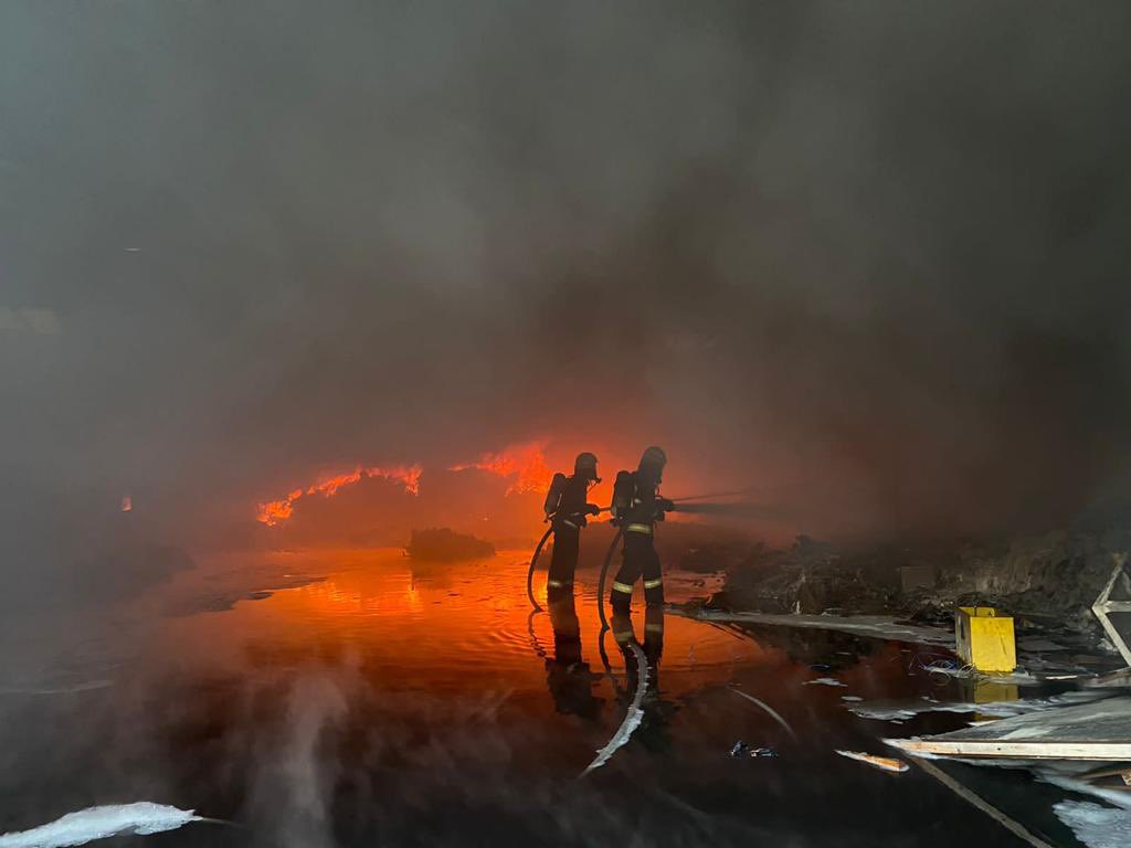 مدني الرياض يخمد حريقًا اندلع في مستودعين بحي المشاعل