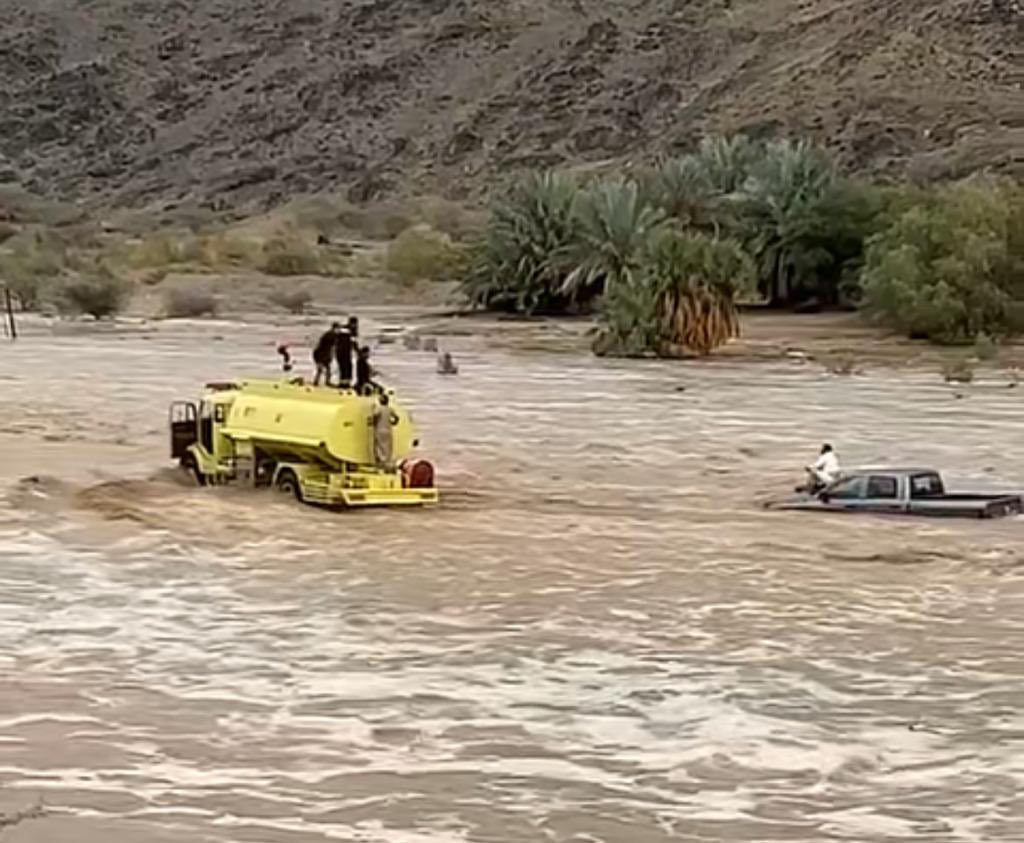 مدني مكة يتفاعل مع فيديو وينقذ 4 أشخاص احتجزوا في واد