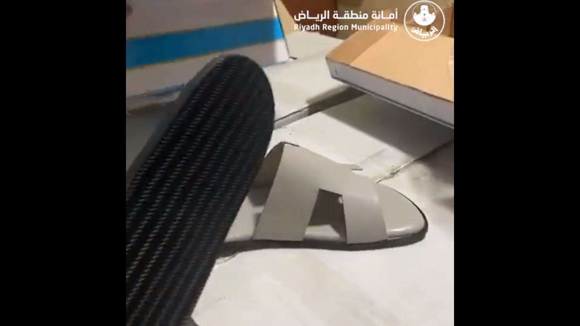ضبط عمالة حولت منزلًا لمصنع أحذية مقلدة في الرياض