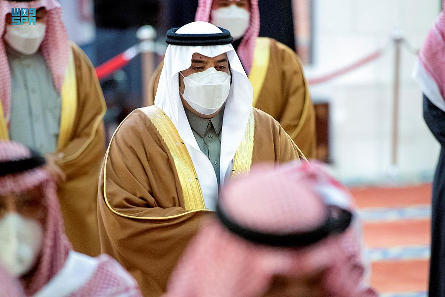 نائب أمير الرياض يؤدي صلاة الميت على الأميرة صيتة بنت جلوي