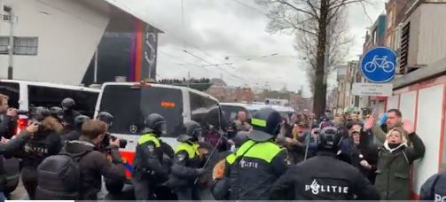 الهراوات والكلاب أداة شرطة أمستردام في تفريق المحتجين على قيود كورونا