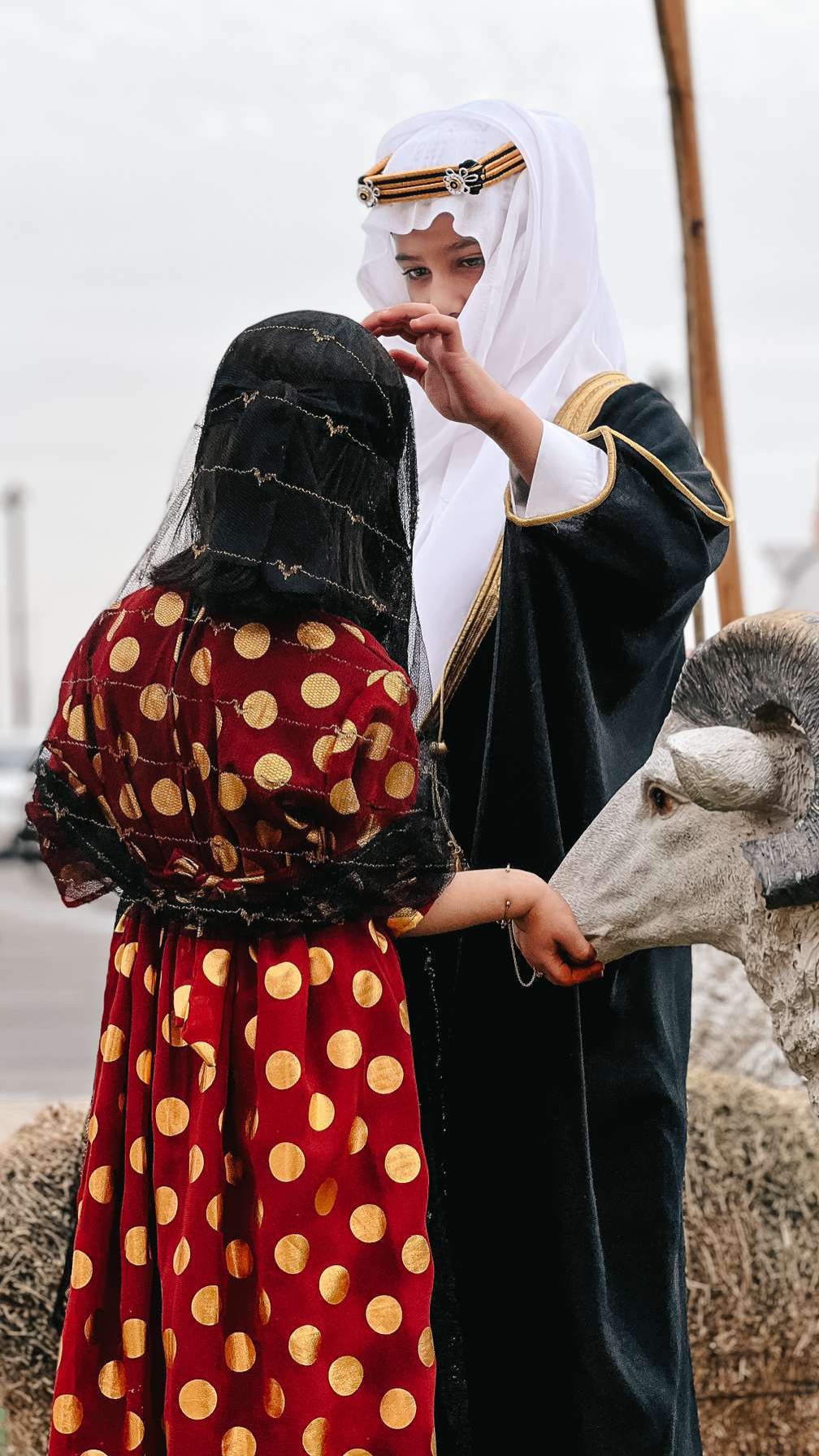 أطفال تبوك يجسدون الشخصيات القديمة بالزي السعودي الشعبي