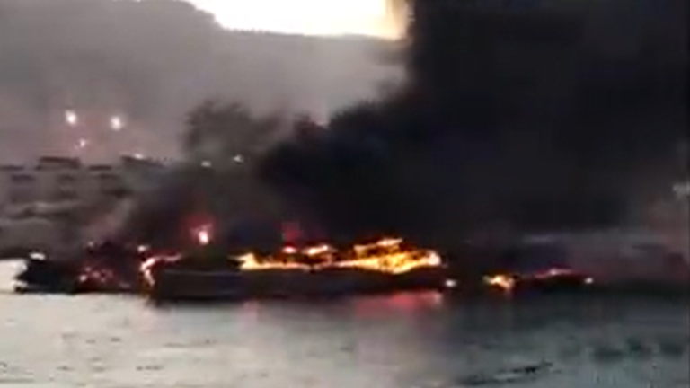 شاهد.. حريق هائل يلتهم سفن صيد في جنوب إيران
