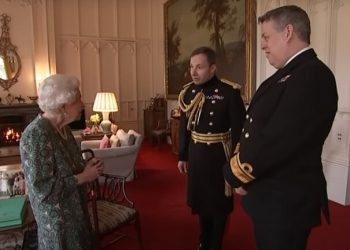 بالفيديو.. الملكة إليزابيث تواجه صعوبة في الحركة  - المواطن