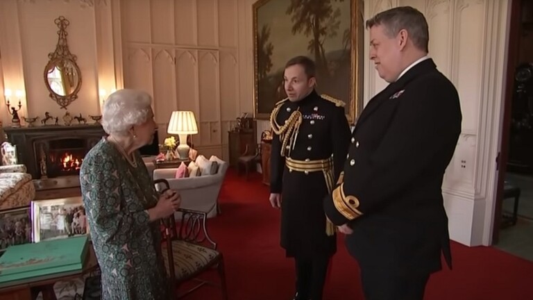 بالفيديو.. الملكة إليزابيث تواجه صعوبة في الحركة 