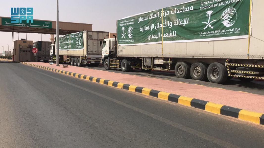 16 شاحنة إغاثية سعودية تعبر منفذ الوديعة إلى اليمن