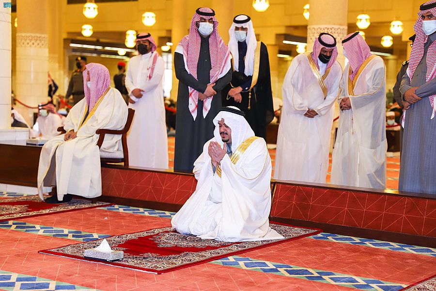 نائب أمير الرياض يؤدي صلاة الميت على والدة الأميرة لولوة بنت عبدالرحمن
