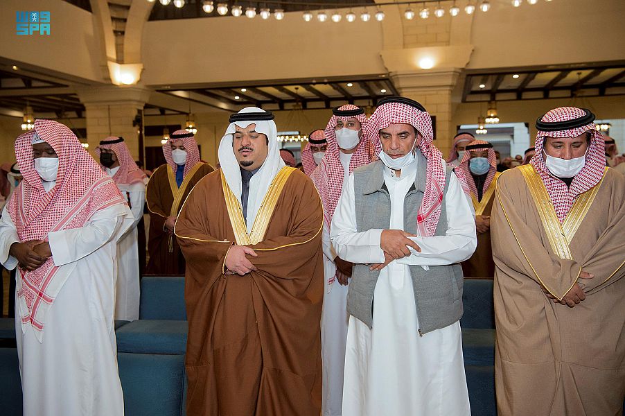 نائب أمير الرياض يؤدي صلاة الميت على نايف بن هندي بن ناصر بن حميد