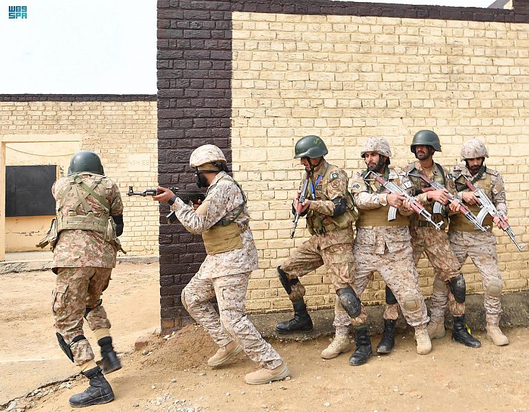 استمرار مناورات الصمصام 8 بين القوات البرية السعودية والجيش الباكستاني