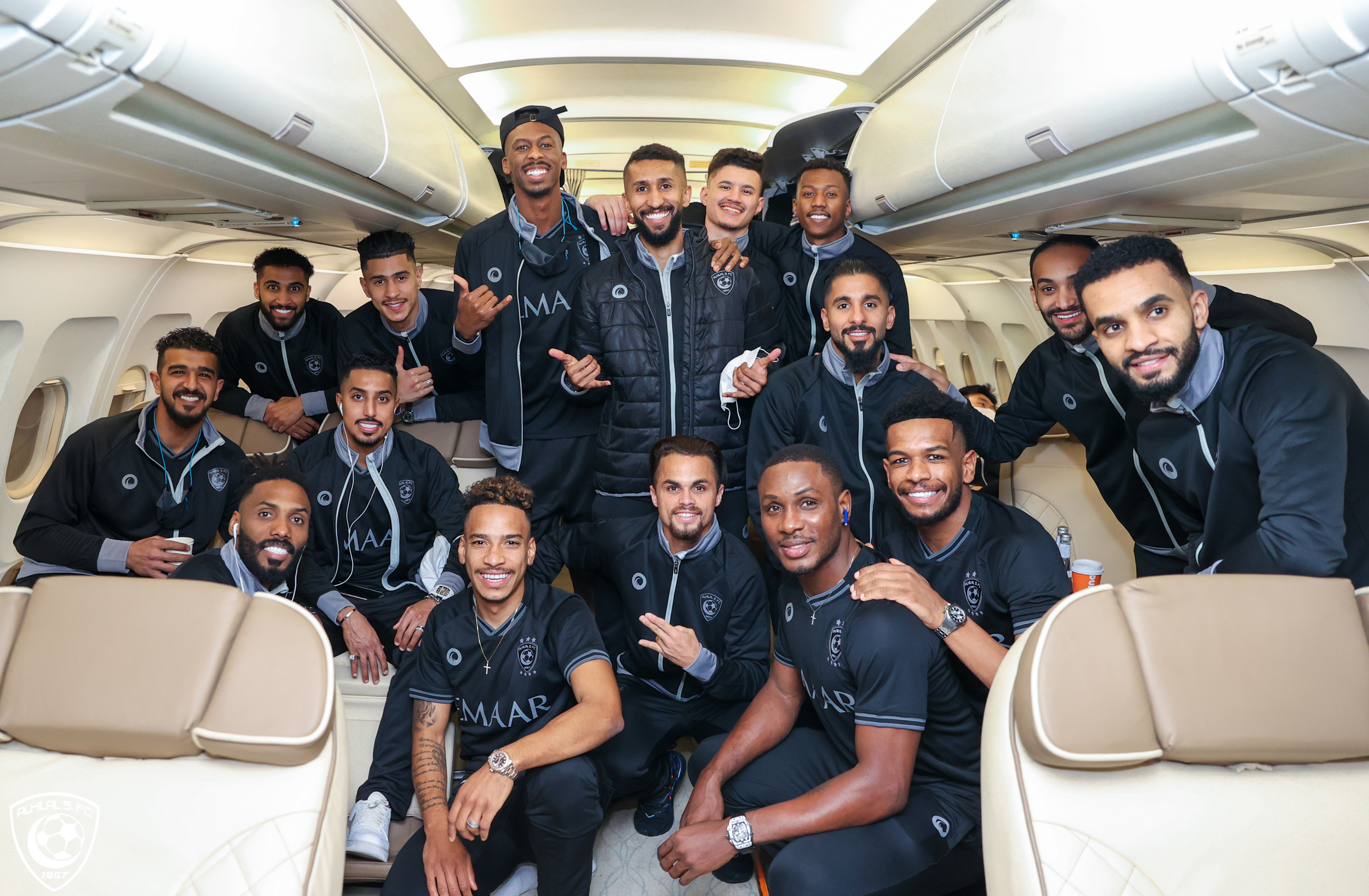 لاعبو الهلال يغادرون إلى الإمارات