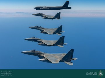 المقاتلات السعودية ترافق قاذفة أمريكية إستراتيجية من نوع بي-52