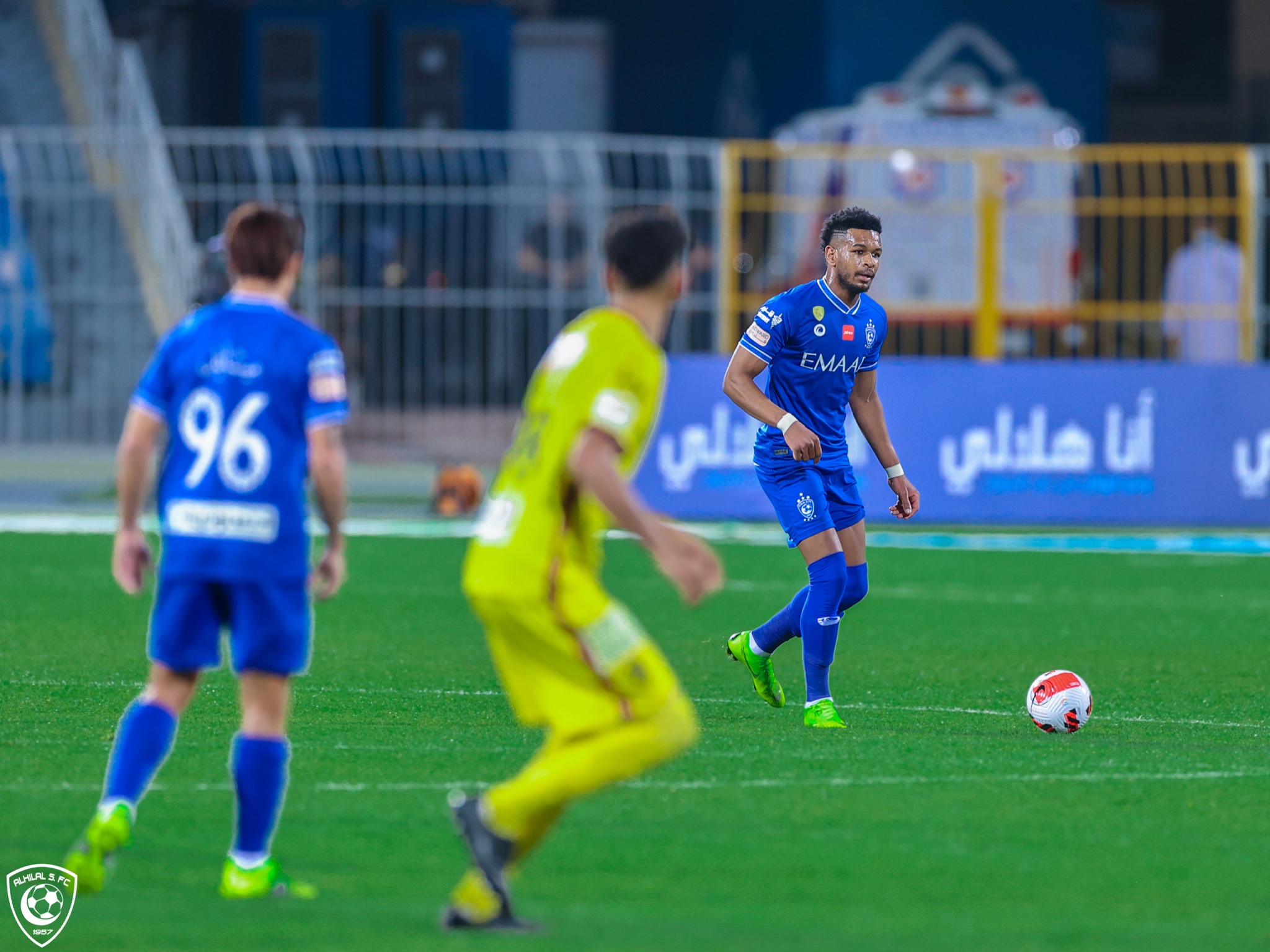 الهلال يعزز بقاءه في المركز الرابع بثنائية في الحزم