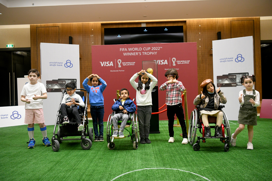 مصرف الراجحي يدعو أبناء جمعية الأطفال ذوي الإعاقة لالتقاط صور تذكارية مع كأس العالم