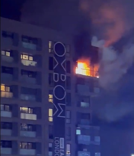 شاهد.. حريق هائل يلتهم شقة بأشهر أبراج لندن
