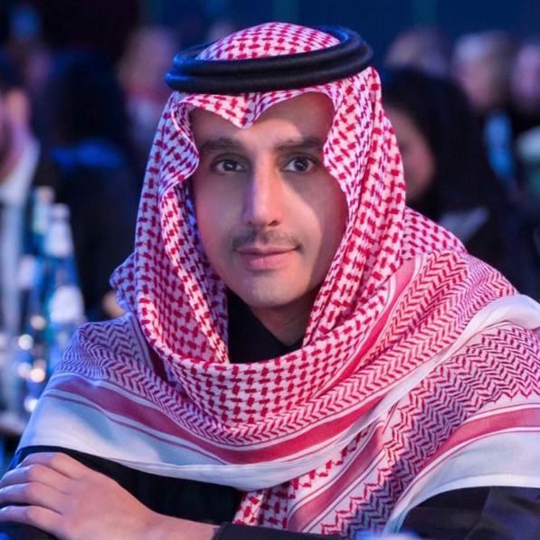 سعود بن فرحان يشد من أزر الخالدي المصاب بالتوحد