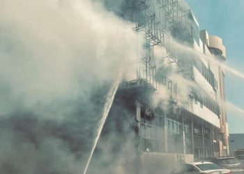 إصابة شخص في حريق مبنى تجاري بالخبر - المواطن