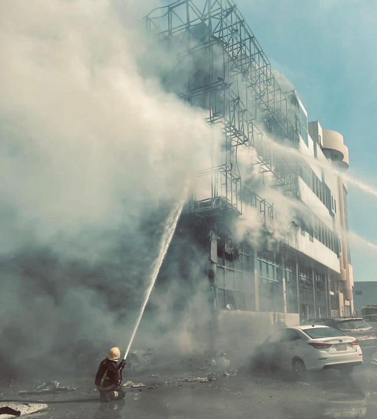 إصابة شخص في حريق مبنى تجاري بالخبر