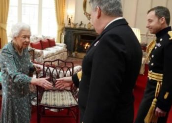 الملكة إليزابيث تعاني صعوبة الحركة - المواطن