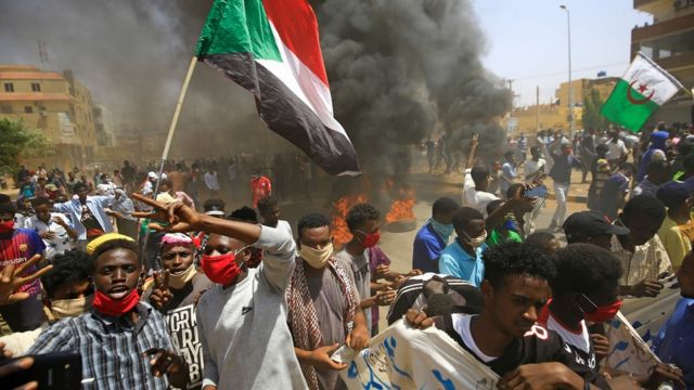الشرطة تطلق الغاز على متظاهرين في الخرطوم