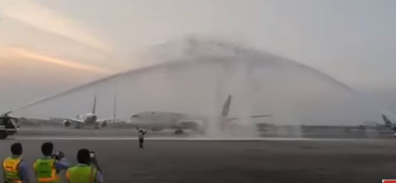 شاهد كيف احتفى مطار بانكوك بطائرة الخطوط السعودية
