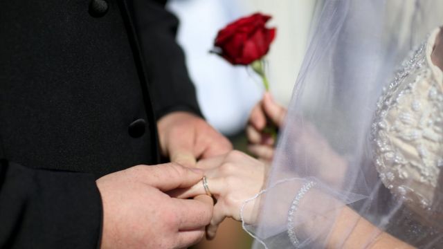 إتاحة الزواج المدني في أبو ظبي بلا شهود أو ولي