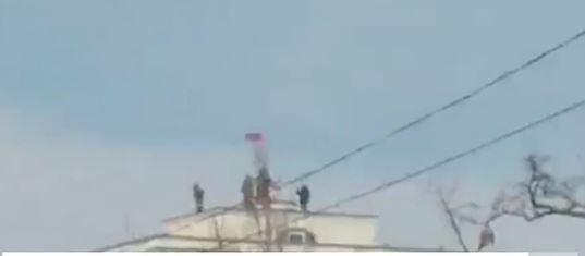 لحظة رفع العلم الروسي فوق محطة كاخوفكا الأوكرانية للطاقة