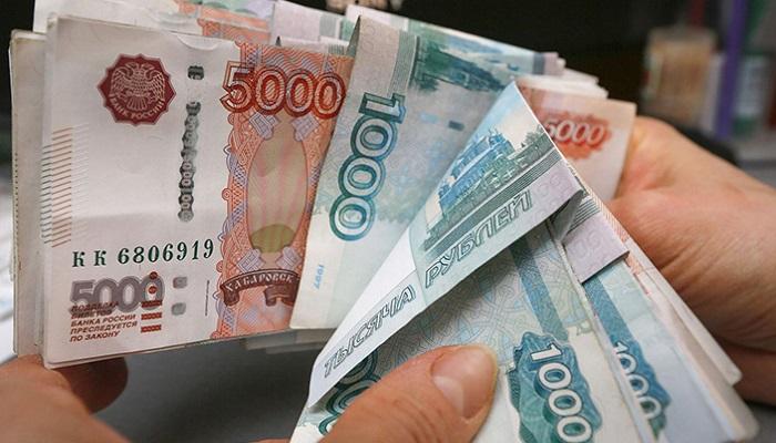 العملة الروسية تنخفض بنحو 30% بعد بدء سريان العقوبات الدولية