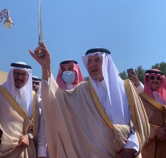الفيصل يشارك الأهالي العرضة أثناء زيارة المحافظات