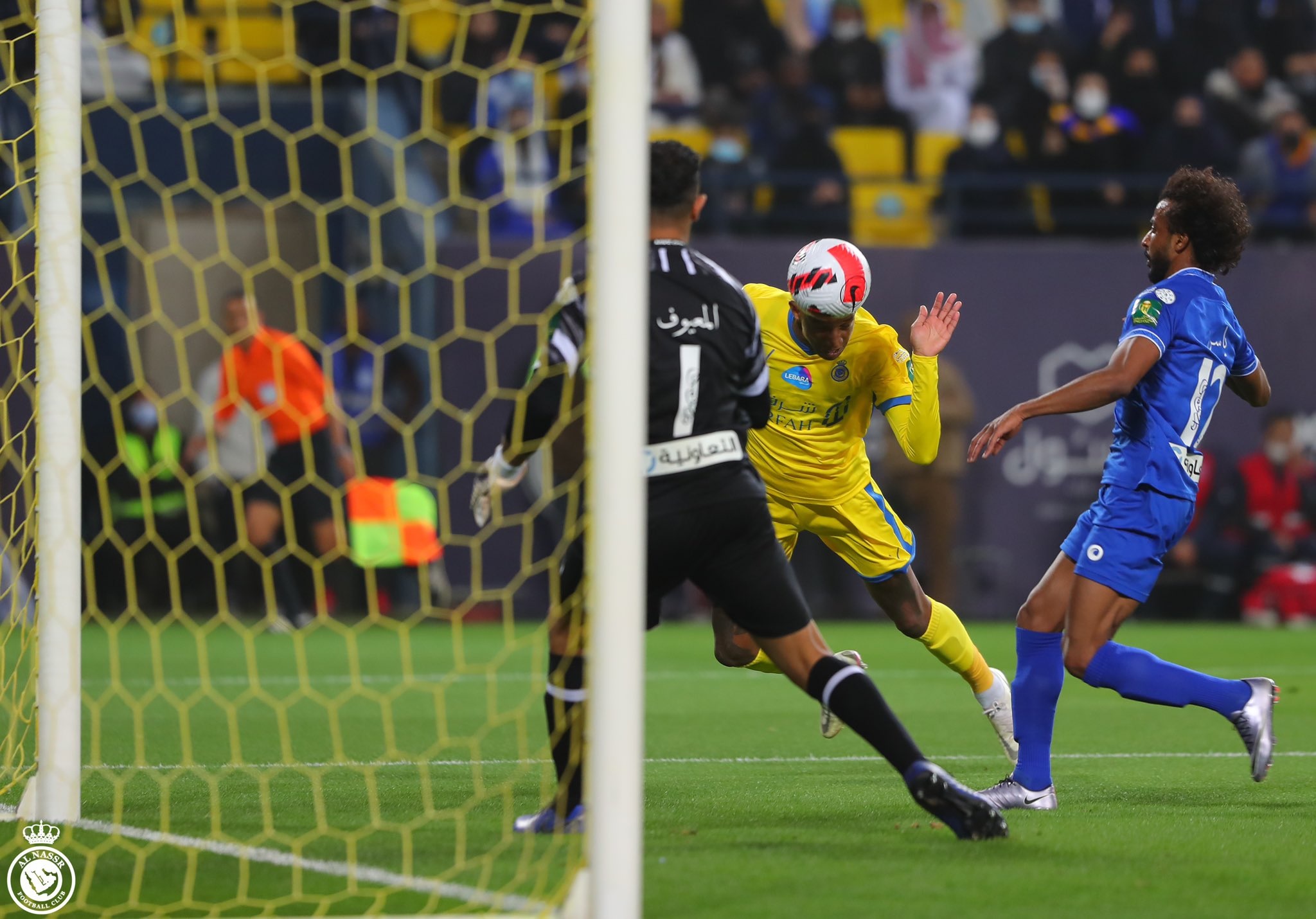 النصر يُنهي الشوط الأول متقدمًا على الهلال بهدف