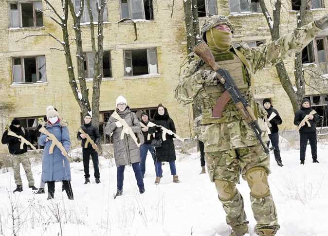 أوكرانيا تسمح لمواطنيها بحمل السلاح